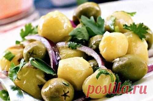 Теплый картофельный салат с маслинами и перцем