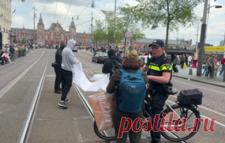 В Амстердаме попытались сорвать акцию "Бессмертный полк". Злоумышленники, выкрикивавшие неонацистские и русофобские лозунги, держали в руках плакаты с кощунственными надписями и карикатурами, а также пытались вклиниться в шествие и помешать ему