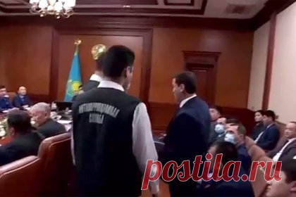 В России прокомментировали задержание чиновника на заседании мэрии в Казахстане. Политический обозреватель «Царьграда» Андрей Перла вспомнил китайскую притчу на фоне задержания чиновника в Казахстане. За работником мэрии в Шымкенте силовики пришли во время оперативного совещания. Представитель Антикоррупционной службы обратился к градоначальнику и получил разрешение увести чиновника.
