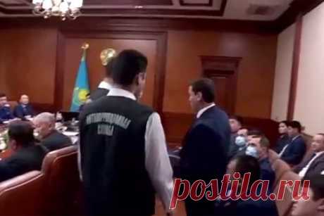 В России прокомментировали задержание чиновника на заседании мэрии в Казахстане. Политический обозреватель «Царьграда» Андрей Перла вспомнил китайскую притчу на фоне задержания чиновника в Казахстане. За работником мэрии в Шымкенте силовики пришли во время оперативного совещания. Представитель Антикоррупционной службы обратился к градоначальнику и получил разрешение увести чиновника.