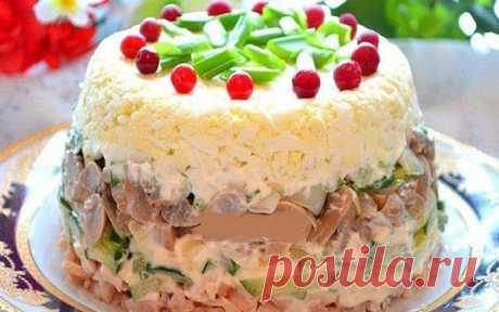 Куриный салат с яйцами и грибами