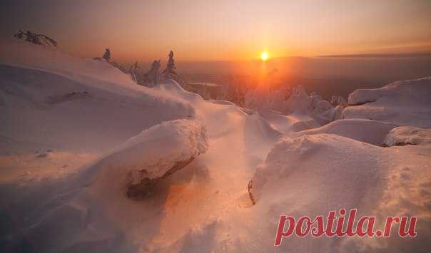 Гора Помяненный (Колчимский) камень на рассвете. Красновишерский район, Пермский край. Автор фото — Виталий Истомин: nat-geo.ru/photo/user/120628/