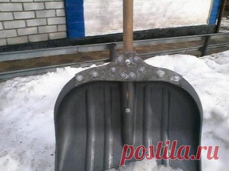 Как усилить лопнувшую , пластиковую , снегоуборочную лопату и полный её ремонт. - YouTube