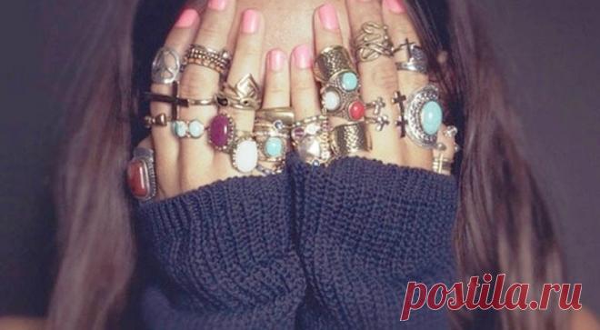 Ювелирный этикет ношения колец: эти правила нельзя нарушать Кольца считаются одним из самых древних видов украшений.
С этим связано и множество правил этикета ношения колец, восходящих к древним поверьям, основанных на магическом мировосприятии. Сегодня это од…