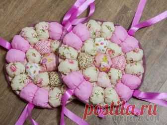 Шьем круглые подушки в технике bubble quilt Сложность: средняя
Время работы: 1 час Материалы: выкройка, тканьСо слов автора. Получила заказ на круглые подушки для табурета (зефирки, как назвала их одна моя клиентка) и обнаружила, что в Сети мас...