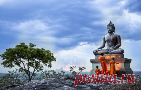 Лхабаб Дуйсен напоминает о бесконечной заботе Будды: даже достигнув просветления, он вернулся, чтобы помочь живым. Пусть и наша доброта сегодня станет шагом к внутреннему пробуждению! Дарите улыбки, молитвы и добрые дела — они сильнее любой мантры.
Открытки на День нисхождения Будды Шакьямуни из рая 33 божеств. Открытки на Лхабаб Дуйсен.