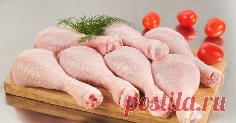 Когда я готовлю голень, сбегаются все родственники! Аппетитная куриная ножка, вкуснейшая начинка, нежное тесто. Королевское блюдо для скромных ужинов. К слову, голень индейки – это не только очень вкусно, но еще и очень полезно. Мясо индейки богато кальцием, фосфором и незаменимыми аминокислотами. Оно очень сытное и при этом низкокалорийное. В среднем голень весит около килограмма. При этом в мясе содержится минимум жира и холестерина. Диетологи утверждают, что по содержанию белка индейка спос…