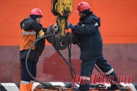 Морские перевозки в Россию резко подешевели. Цены на контейнерные перевозки в Россию значительно снизились в 2023 году, рассказали журналистам участники рынка. В частности, стоимость доставки груза из Китая в порты страны сейчас составляет в 1,5-1,8 раза меньше, чем в среднем в 2022 году. Падение ставок фрахта наблюдается и в целом в мире.