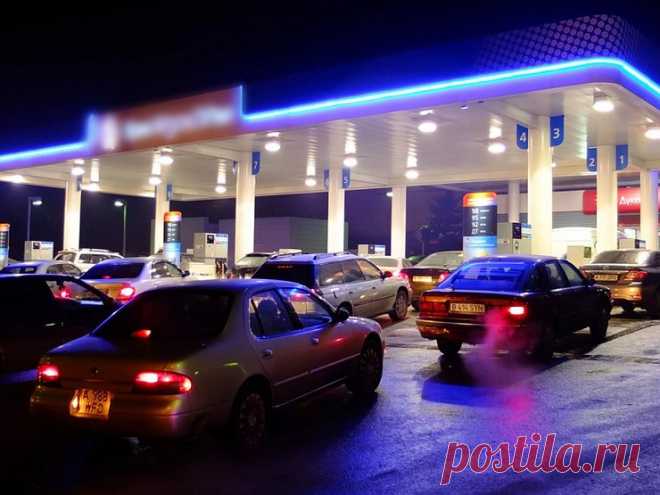 За что гаишники штрафуют водителей на автозаправках Представьте ситуацию — отстояв очередь на АЗС, вы не можете подъехать к заправочному пистолету, потому что некий незнакомец перекрыл движение, оставив свою машину посередине проезда между двумя соседними колонками...