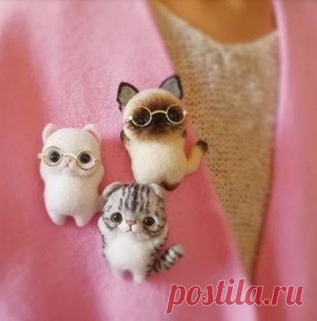 Cute face on this needle felted cat by Olya and Dasha from