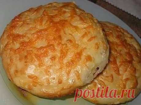 Сырные булочки - очень вкусная выпечка
Ингредиенты:
-150 граммов сыра гауда(потереть на мелкую терку)+100 граммов для посыпки.
-1 ч. ложка с небольшой горкой сухих дрожжей
-0.5 ч. ложки соли
-1 ч. ложка сахара
-250 миллилитров теплой воды
-2 ст. ложки растительного масла
-3-3.5 стакана муки
Приготовление:
1. В воде растворить сахар и дрожжи.затем добавить соль и половину нормы муки(просеянной), размешать, влить масло. всыпать 150 граммов сыра.
2. Постепенно подсыпая просеянную муку замесить гл