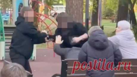 Подростки толпой избили мужчину, который выпивал на детской площадке. В Ангарске полицейские устанавливают обстоятельства конфликта между мужчиной и подростками на детской площадке. Об этом сообщает Telegram-канал Babr Mash. По предварительной информации, житель Ангарска распивал спиртное на детской ...