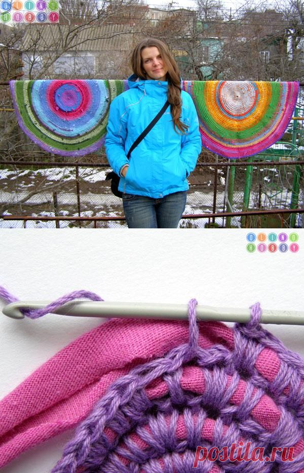 Вязаный коврик из футболок и остатков пряжи (яркий и необычный способ)