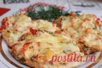 ДИЕТИЧЕСКОЕ МЯСО ПО-ФРАНЦУЗСКИ 

ИНГРЕДИЕНТЫ:
● куриное филе — 2 шт. (250 г)
● помидор 2 шт.
● репчатый лук — 2 шт.
● яйцо куриное — 1 шт.
● сыр любой нежирный и твердый — 100 г
● натуральный йогурт 1 ст. л.
● перец черный молотый, соль

ПРИГОТОВЛЕНИЕ:
Для приготовления мяса по-французски из курицы филе порезать на тоненькие кусочки. Отбить.Кусочки курицы сложить в миску и помыть. Яйцо взбить, добавить к курице, посолить, поперчить и перемешать.
Помидор порезать кружочками...