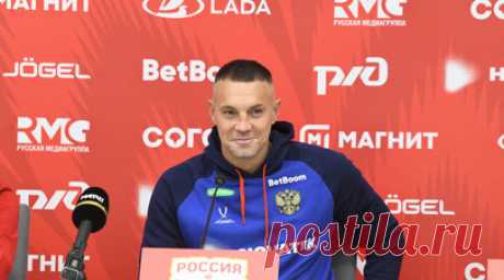 Максименко: с Дзюбой в сборной стало больше шуток и рассказов. Вратарь сборной России Александр Максименко рассказал об атмосфере в команде после возвращения Артёма Дзюбы. Читать далее