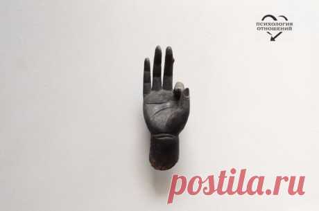 Мудрый человек требует всего только от себя, ничтожный же человек требует всего от других. Лев Толстой