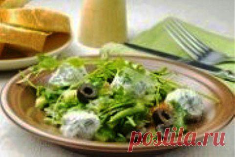 Салат с сырными шариками и зеленью