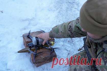 Стало известно о попадании дрона в гражданский автомобиль на трассе в ДНР. Беспилотник Вооруженных сил Украины попал в гражданский автомобиль на трассе Горловка--Донецк около поселка Пантелеймоновка в Донецкой народной республике. Об этом сообщил мэр Горловки Иван Приходько. По его словам, жертвами случившегося стали двое мирных жителей, еще один человек был ранен.