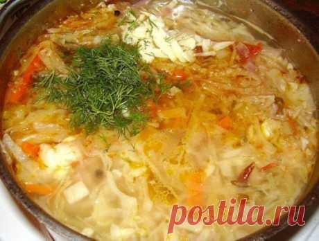 Щи мясные в мультиварке! Мультиварка и простые рецепты для мультиварки
Ингредиенты:
Говядина — 500 гр.
Лук — 1 шт.
Морковь — 1 шт.
Помидор — 1 шт.
Капуста — 1/4 вилок.
Картофель — 4 шт.
Соль, перец черный, лавровый лист — по вкусу.
Приготовление:
Мелко нарежьте мясо, порубите лук. Обжарьте говядину с луком в мультиварке на режиме «Выпечка».
Начните измельчать морковку и добавьте ее к мясу и луку. Все вместе готовьте на режиме «Выпечка» полчаса.
Капусту нарежьте соломкой, помидор и картофель на