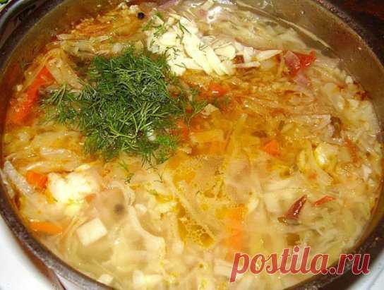 Щи мясные в мультиварке! Мультиварка и простые рецепты для мультиварки
Ингредиенты:
Говядина — 500 гр.
Лук — 1 шт.
Морковь — 1 шт.
Помидор — 1 шт.
Капуста — 1/4 вилок.
Картофель — 4 шт.
Соль, перец черный, лавровый лист — по вкусу.
Приготовление:
Мелко нарежьте мясо, порубите лук. Обжарьте говядину с луком в мультиварке на режиме «Выпечка».
Начните измельчать морковку и добавьте ее к мясу и луку. Все вместе готовьте на режиме «Выпечка» полчаса.
Капусту нарежьте соломкой, помидор и картофель на
