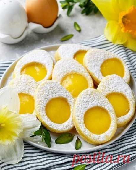 ВКУСНАЯ МИНУТКА...
ПАСХАЛЬНЫЕ РЕЦЕПТЫ: ПЕЧЕНЬЕ "ПАСХАЛЬНОЕ ЯЙЦО"...
Приближается Пасха - один из самых ожидаемых весенних праздников, на которые готовят праздничные блюда. Кроме неизменных традиционных угощений, можно испечь ароматное печенье "Пасхальное яйцо". Приготовить его несложно, а получается оно не только вкусным, но и красивым.