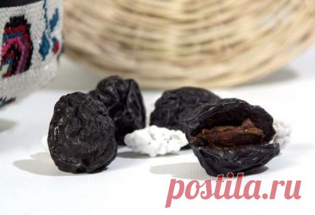 Что поможет сохранить костную ткань? Чернослив !
Здоровье костной системы — вопрос актуальный для всех возрастов, но особенно для женщин.
* Чернослив — отличное профилактическое средство, и это установлено учеными. Он помогает избежать переломов и развития остеопороза.
* Чернослив подавляет разрушение костной ткани и снижает ее ломкость. Профилактика всегда лучше, чем лечение, особенно, если профилактика так проста, приятна, доступна и действенна.
* Всего 2-3 сушеные сливы в день помогут пре