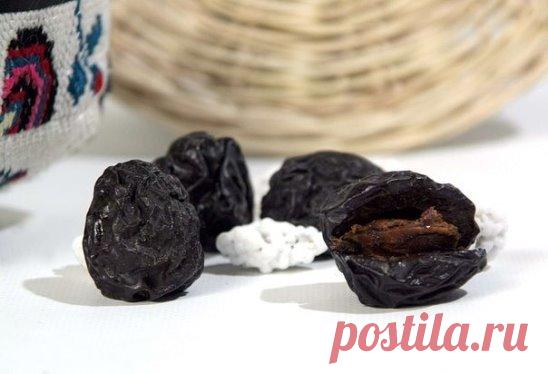 Что поможет сохранить костную ткань? Чернослив !
Здоровье костной системы — вопрос актуальный для всех возрастов, но особенно для женщин.
* Чернослив — отличное профилактическое средство, и это установлено учеными. Он помогает избежать переломов и развития остеопороза.
* Чернослив подавляет разрушение костной ткани и снижает ее ломкость. Профилактика всегда лучше, чем лечение, особенно, если профилактика так проста, приятна, доступна и действенна.
* Всего 2-3 сушеные сливы в день помогут пре