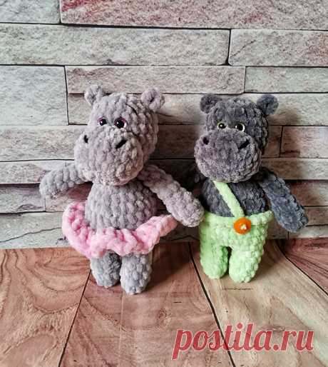 PDF Бегемотик Малыш крючком. FREE crochet pattern; Аmigurumi animal patterns. Амигуруми схемы и описания на русском. Вязаные игрушки и поделки своими руками #amimore - бегемот из плюшевой пряжи, плюшевый бегемотик в юбочке.