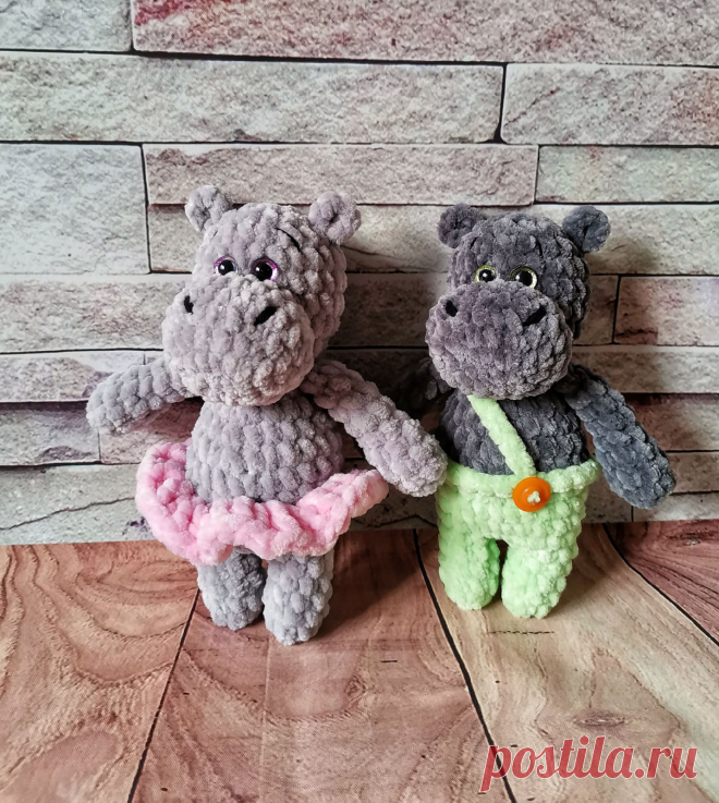 PDF Бегемотик Малыш крючком. FREE crochet pattern; Аmigurumi animal patterns. Амигуруми схемы и описания на русском. Вязаные игрушки и поделки своими руками #amimore - бегемот из плюшевой пряжи, плюшевый бегемотик в юбочке.