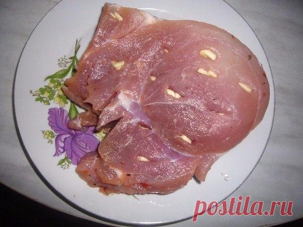 АППЕТИТНАЯ БУЖЕНИНА В РУКАВЕ 

Нам понадобится: 
Свинина (одним куском) — 700-800 г 
Соль — 2-3 ч. л. 
Перец черный (по вкусу) 
Специи (по вкусу) 
Чеснок — 2-3 зуб. 
Вода — 1 л 
Лавровый лист — 2 шт 

Приготовление: 
Воду вскипятить, добавить соль, перец, лавровый лист и специи по вашему вкусу, у меня приправа для шашлыка. 
Воду 
охладить и положить в нее кусок мяса. Вода должна полностью покрывать 
мясо. Накрыть пленкой или крышкой поставить в холодильник на ночь. 
На сле...