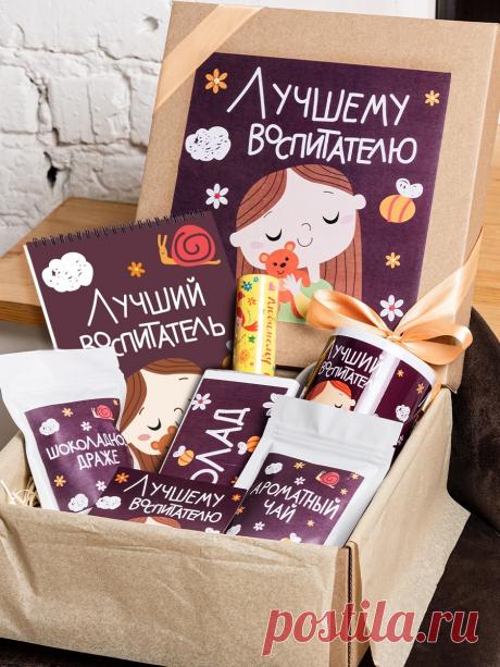 Подарочный набор "Лучшему воспитателю". Подарок воспитателю на новый год. Блокнот, кружка, Gift Station Подарочный набор "Лучшему воспитателю" подарит яркие и запоминающиеся эмоции. Такой набор однозначно станет лучшим подарком для воспитателя. В этот подарочный набор входят: блокнот А5 на пружине, ручка в тубусе, драже арахис в шоколаде, чай, кружка, шоколад и открытка, на которой можно написать поздравления. Набор упакован в аккуратную подарочную коробку с атласными лент...