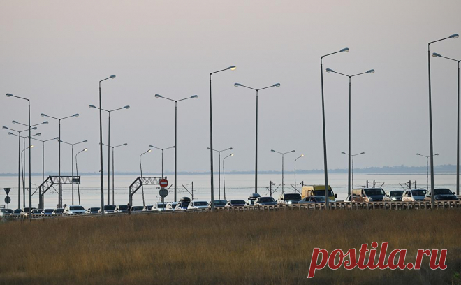 В очереди у Крымского моста скопилось более 1,6 тыс. машин. Очередь на подходах к Крымскому мосту к 14:00 мск достигла 1823 машин с обеих сторон, сообщил оперативный телеграм-канал информцентра о ситуации на автоподходах к мосту.