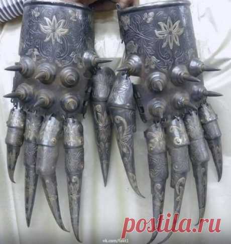 Бoeвыe перчатки, cpeднeвeкoвый Иран.