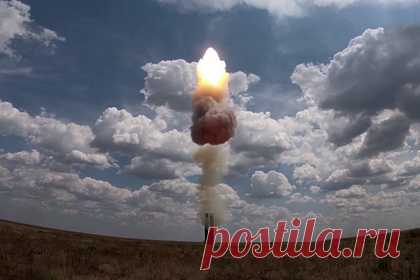 Испытания С-500 показали на видео. В России провели успешные испытания зенитно-ракетной системы С-500. Испытания новейшего вида вооружения прошли на полигоне Капустин Яр. Представители Минобороны РФ показали видео со стрельб С-500 и подчеркнули, что новейший зенитно-ракетный комплекс успешно поразил баллистическую цель.