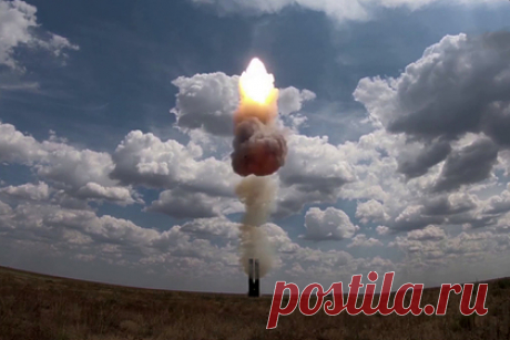 Испытания С-500 показали на видео. В России провели успешные испытания зенитно-ракетной системы С-500. Испытания новейшего вида вооружения прошли на полигоне Капустин Яр. Представители Минобороны РФ показали видео со стрельб С-500 и подчеркнули, что новейший зенитно-ракетный комплекс успешно поразил баллистическую цель.
