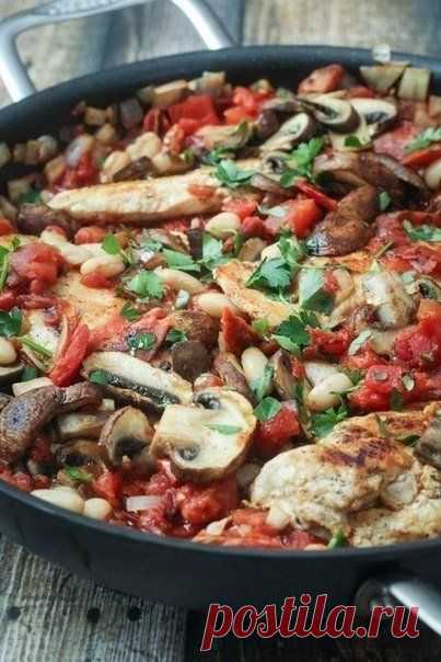 Курица запеченная с грибами и томатной пастой