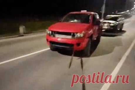 Разгромленные машины для ВСУ на границе с Польшей сняли на видео. Жители Польши разбивают автомобили, купленные для Вооруженных сил Украины (ВСУ) в Европе. Колонну из разбитых машин сняли на польско-украинской границе. Видео с разбитыми машинами появилось в Telegram-канале «Военкоры русской весны». Ранее об инциденте на границе рассказал член Совета Федерации Алексей Пушков.