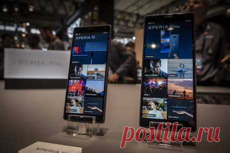 Sony лишит смартфоны бесплатного зарядника. Компания Sony будет продавать новые смартфоны без зарядного устройства на некоторых рынках. Представители производителя рассказали журналистам, что на немецком рынке смартфон Xperia 10 III будет лишен бесплатного зарядного в комплекте. В этом случае рекомендованная цена на устройство будет снижена на 10 евро.