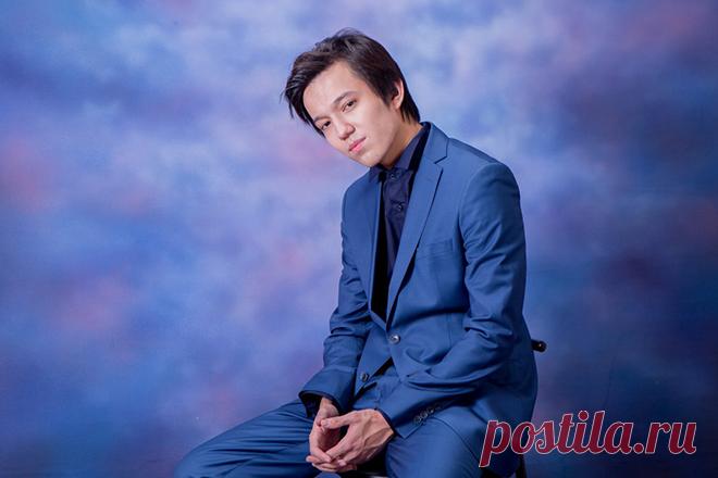 Его называют «Лучшим голосом планеты» — невероятный диапазон парня, кажется, за гранью человеческих возможностей! 
Динмухаммед Канатулы Кудайберген (Димаш Кудайберген, род. 24 мая 1994 года) — казахстанский певец. Обладатель Гран-при конкурса «Славянский базар 2015» в Витебске, лауреат Национальной премии «Народн…