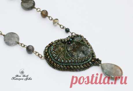 Кулон &quot;Сораксан&quot; с использованием друзы дымчатого кварца, бусин агата и бусин из чешского стекла. Вышит чешским и японским бисером. 
Обратная сторона подшита кожей. 
Размер кулона с подвеской 8,5 х 4.5см 
Длина около 50см (по меньшему внутреннему краю)