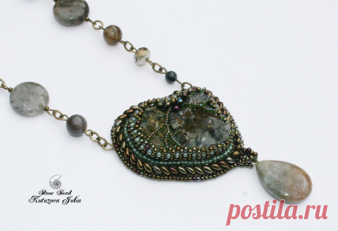 Кулон "Сораксан" с использованием друзы дымчатого кварца, бусин агата и бусин из чешского стекла. Вышит чешским и японским бисером. 
Обратная сторона подшита кожей. 
Размер кулона с подвеской 8,5 х 4.5см 
Длина около 50см (по меньшему внутреннему краю)