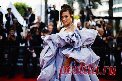 Плюс-сайз-модель Эшли Грэм назвала плюсы сна с заклеенным ртом. Американская плюс-сайз-модель и активистка бодипозитива Эшли Грэм рассказала о необычном способе улучшить сон. На размещенном кадре манекенщица позировала лежа на подушке с закрытыми глазами и берушами. Она показала лицо крупным планом, где было видно заклеенные посередине двумя тонкими полосками скотча губы.