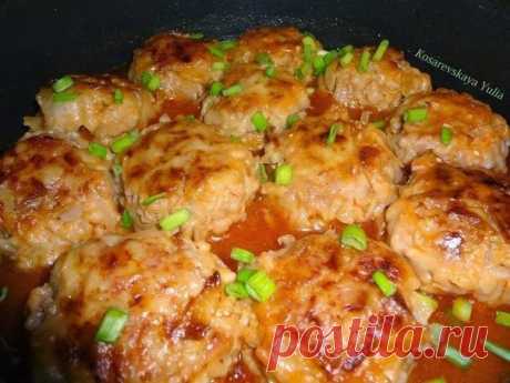 Ленивые голубцы

Ингредиенты:

- Мясной фарш -500 гр.
- Отварной рис – 100 гр.
- Белокочанная капуста - 200 гр.

Для соуса:
- Кетчуп -2 ст. л.
- Майонез -1 ст. л.
- Вода кипячёная -300 мл.
- Мука – для панировке

Приготовление:

Капусту нашинковать не очень мелко, залить горячим кипятком и дать постоять 5-10 минут. Это делается для того, что бы капуста стала мягче и убрать горечь. После слить воду и отжать капусту. Смешать и посолить фарш, рис, капусту. Скатать шарики и об...