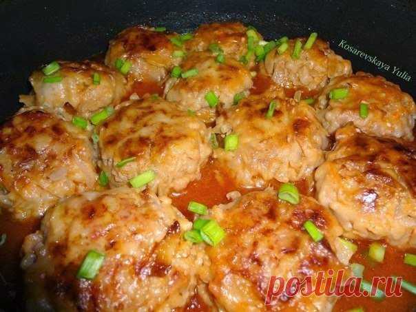 Ленивые голубцы

Ингредиенты:

- Мясной фарш -500 гр.
- Отварной рис – 100 гр.
- Белокочанная капуста - 200 гр.

Для соуса:
- Кетчуп -2 ст. л.
- Майонез -1 ст. л.
- Вода кипячёная -300 мл.
- Мука – для панировке

Приготовление:

Капусту нашинковать не очень мелко, залить горячим кипятком и дать постоять 5-10 минут. Это делается для того, что бы капуста стала мягче и убрать горечь. После слить воду и отжать капусту. Смешать и посолить фарш, рис, капусту. Скатать шарики и об...