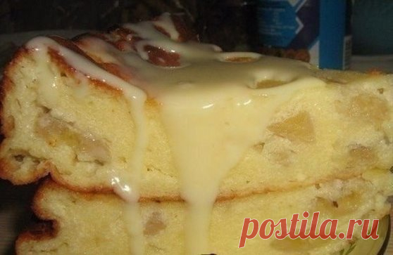 САМЫЕ ВКУСНЫЕ ТВОРОЖНЫЕ ЗАПЕКАНКИ!
1) Творожно-яблочная запеканка
ИНГРЕДИЕНТЫ:
Творог 250 гр
сметана
200 гр
сахар 4 ст л
2 яйца
ванилин
соль
3 ст л муки
2 небольших яблока
2 ст л слив масла.
ПРИГОТОВЛЕНИЕ:
В миске растереть вилкой яйца, сахар и творог, добавить сметану, муку, соль, ванилин. Тщательно перемешать. Яблоки почистить, порезать дольками. На сковороде (которую потом можно будет поставить в духовку) растопить масло. Яблоки поджарить слегка с обеих сторон, сверху вылить творожную масс