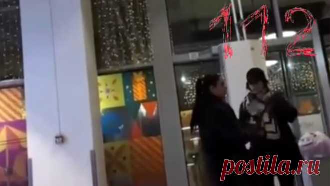 В московском ТЦ женщина напала на беременную. У входа в торговый центр "Авиапарк" в Москве женщина напала на беременную, а охранники не спешили разрешить конфликт. Об этом пишет Telegram-канал 112112. "Находящаяся на седьмом месяце беременности Селена, решила пойти в ...