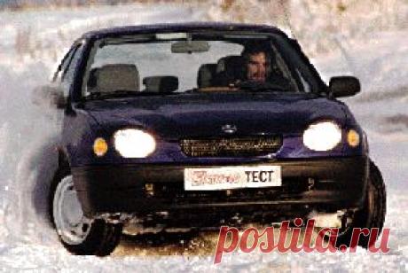Toyota Corolla’97 |а, на фоне двадцати с лишним миллионов “никаких” предшественниц (а выпускается модель уже 31 год) Corolla’97 получилась занятной. Теперь изумленно-лупоглазая “улыбка” машины останавливает взгляд, заставляет всматриваться в нее. Любопытным кажется решение отштамповок над фарами (в стиле незабвенного ГАЗ-51), параллельных рельефу средней части капота. На новое слово в дизайне откровенно претендуют круглые подфарники, а точнее околофарники, и дырчатая облицовка радиатора.