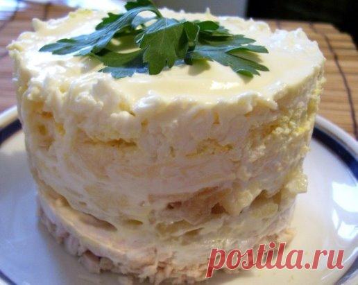 Нежный салат с яблоком и курицей 
 
Салат можно приготовить в салатнике или порционно. 
 
Ингредиенты: 
 
Грудка куриная (вареная) — 1 шт 
Яблоко (лучше с кислинкой, крупное) — 1 шт 
Сыр твердый — 200 г 
Яйцо куриное — 3 шт 
Сметана 
Майонез 
Соль 
 
Приготовление: 
 
Куриную грудку, отваренную в подсоленной воде, нарезаем мелкими кусочками или разбираем на волокна, укладываем первым слоем на дно салатника. Смазываем смесью сметаны и майонеза. 
 
Яблоко очищаем от кожуры и сердцевинки, трем на т