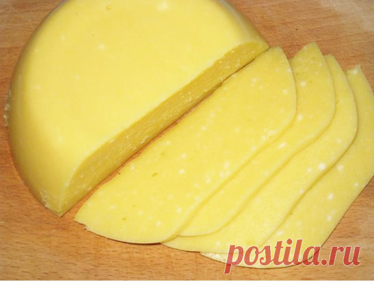 Не покупайте сыр магазине! Попробуйте этот рецепт и вы не захотите идти в магазин.
ИНГРЕДИЕНТЫ: 
● 1 литр молока 
● 1 ст.л.соли 
● 200-300 г. сметаны 
● 3 яйца 
ПРИГОТОВЛЕНИЕ:
Молоко ставим кипятить, посолив его. В это время взбиваем сметану с яйцами. Как молоко закипит, добавляете сметанную смесь и помешивая кипятите около 5 мин. как только масса отделиться от сыворотки, откидываем эту массу на ситечко.(У меня сита металлического не было,использовала марлю). Даем полностью стечь жидкости. Через