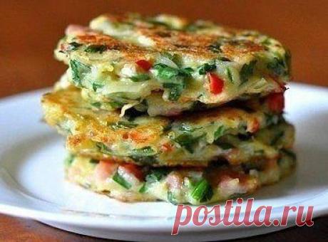 Драники с овощами

Ингредиенты:
Картофель 
Лук 
Морковь 
Перец 
Яйца 
Мука 
Растительное масло 

Приготовление:
1. Картофель и лук натрите на мелкой терке, морковь и перец на крупной
2. Добавить муку и яйца, взбитые с солью, тщательно перемешать
3. В сковороду налить растительное масло и выкладывать тесто ложками
4. Жарить драники по 2-3 минуты с каждой стороны до появления золотисто-оранжевого цвета.
•••